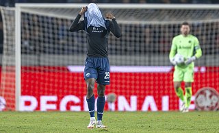 Paderborns Ilyas Ansah zieht sich nach dem Schlusspfiff vor lauter Verzweiflung das Trikot über den Kopf. - picture alliance/dpa Paderborns Ilyas Ansah zieht sich nach dem Schlusspfiff vor lauter Verzweiflung das Trikot über den Kopf. - picture alliance/dpa