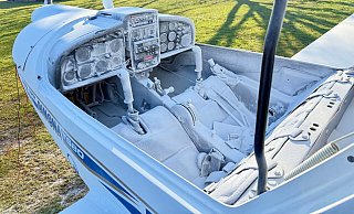 Der Blick ins Cockpit, das mit schneeweißem Löschpulver überzogen ist. - LSV/Mark Lohe Der Blick ins Cockpit, das mit schneeweißem Löschpulver überzogen ist. - LSV/Mark Lohe
