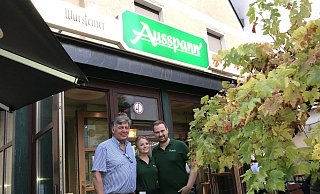 Michael Löhr (v.l.), Sarah Schümann und Patrick Luther bilden das neue Kern-Team der Gaststätte Ausspann an der Kasseler Straße. - Marc Schröder Michael Löhr (v.l.), Sarah Schümann und Patrick Luther bilden das neue Kern-Team der Gaststätte Ausspann an der Kasseler Straße. - Marc Schröder
