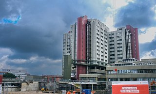 Dunkle Wolken über dem Klinikum Bielefeld: Meinungsverschiedenheiten zwischen Geschäftsführer Michael Ackermann und dem Ärztlichen Direktor Holger Sudhoff haben jetzt zu dessen Kündigung geführt. - Andreas Zobe Dunkle Wolken über dem Klinikum Bielefeld: Meinungsverschiedenheiten zwischen Geschäftsführer Michael Ackermann und dem Ärztlichen Direktor Holger Sudhoff haben jetzt zu dessen Kündigung geführt. - Andreas Zobe