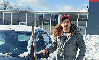 Mousa Kotipa mit der Schaufel neben seinem Fiat. - NW Mousa Kotipa mit der Schaufel neben seinem Fiat. - NW