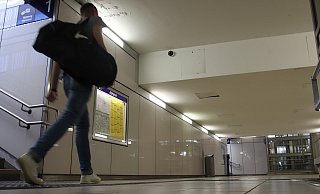 Eine Kamera der Deutschen Bahn überwacht den Tunnel im Bad Oeynhausener Bahnhof. Auch auf den Bahnsteigen gibt es Kameras. - Ulf Hanke Eine Kamera der Deutschen Bahn überwacht den Tunnel im Bad Oeynhausener Bahnhof. Auch auf den Bahnsteigen gibt es Kameras. - Ulf Hanke