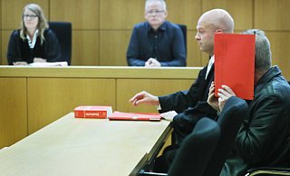 Neben dem aus Niedersachsen stammenden Angeklagten sitzt sein Verteidiger Ralf Kaiser. - Sarah Jonek Neben dem aus Niedersachsen stammenden Angeklagten sitzt sein Verteidiger Ralf Kaiser. - Sarah Jonek