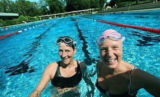 Katrin Scheibe (l.) und Heike Hanneforth genießen den Besuch im Nordbad. Sie machen mit der Ü-50-Schwimmgruppe beim Stadtschwimmen mit und wollen für den Wettbewerb, der noch bis 31. August läuft, fleißig Bahnen ziehen. - Andreas Frücht Katrin Scheibe (l.) und Heike Hanneforth genießen den Besuch im Nordbad. Sie machen mit der Ü-50-Schwimmgruppe beim Stadtschwimmen mit und wollen für den Wettbewerb, der noch bis 31. August läuft, fleißig Bahnen ziehen. - Andreas Frücht