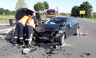 Eine Frau aus Höxter befuhr die Bundesstraße und wollte in Richtung Steinheim abbiegen. Dabei übersah sie den Mercedes eines jungen Mannes. - David Schellenberg Eine Frau aus Höxter befuhr die Bundesstraße und wollte in Richtung Steinheim abbiegen. Dabei übersah sie den Mercedes eines jungen Mannes. - David Schellenberg