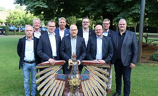Die Spitze des PBSV: Rüdiger Uhle (v.l.), Peter Disselnmeyer, Schützenkönig Ralf Brinkmann, Jürgen Lutter, Frank Langenhorst, Thomas Spieker, Bernd Zengerling und Christian Lüke. - Birger Berbüsse Die Spitze des PBSV: Rüdiger Uhle (v.l.), Peter Disselnmeyer, Schützenkönig Ralf Brinkmann, Jürgen Lutter, Frank Langenhorst, Thomas Spieker, Bernd Zengerling und Christian Lüke. - Birger Berbüsse