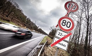 Seit Jahren wird um das Tempolimit auf dem Ostwestfalendamm gerungen. Jetzt will die Bezirksregierung kurzfristig eine Entscheidung treffen. - Symbolfoto: Mike-Dennis Müller Seit Jahren wird um das Tempolimit auf dem Ostwestfalendamm gerungen. Jetzt will die Bezirksregierung kurzfristig eine Entscheidung treffen. - Symbolfoto: Mike-Dennis Müller