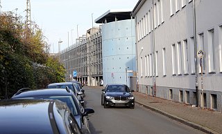 Die Straße "Am Bahndamm", die zwischen Bahngelände einerseits und Marta-Parkhaus und AWO-Berufskolleg andererseits entlang führt, kommt für Tempo 30 in Frage. - Frank-Michael Kiel-Steinkamp Die Straße "Am Bahndamm", die zwischen Bahngelände einerseits und Marta-Parkhaus und AWO-Berufskolleg andererseits entlang führt, kommt für Tempo 30 in Frage. - Frank-Michael Kiel-Steinkamp