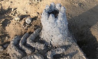 Dieses Modell der Sparrenburg liegt vor Bali im Meer und soll Fischen und Korallen eine besiedelbare Umgebung bieten. - NW Dieses Modell der Sparrenburg liegt vor Bali im Meer und soll Fischen und Korallen eine besiedelbare Umgebung bieten. - NW