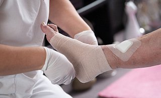 Eine Pflegefachkraft in der ambulanten Pflege: Bedürftige sollen in Zukunft entlastet werden. - Sebastian Gollnow/dpa Eine Pflegefachkraft in der ambulanten Pflege: Bedürftige sollen in Zukunft entlastet werden. - Sebastian Gollnow/dpa