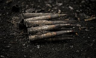 Großkalibrige Munition liegt auf der Straße in Irpin, am Stadtrand von Kiew. - Foto: Vadim Ghirda/AP/dpa Großkalibrige Munition liegt auf der Straße in Irpin, am Stadtrand von Kiew. - Foto: Vadim Ghirda/AP/dpa