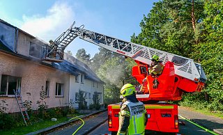 Rund 50 Einsatzkräfte der Paderborner Feuerwehr waren bei einem Zimmerbrand einem Wohnhaus an der Straße Thunemühle in Sennelager eingesetzt. - Ralph Meyer Rund 50 Einsatzkräfte der Paderborner Feuerwehr waren bei einem Zimmerbrand einem Wohnhaus an der Straße Thunemühle in Sennelager eingesetzt. - Ralph Meyer
