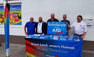 Wahlkampf in Rheda-Wiedenbrück. Axel Nussbaum (links) und sein Parteifreund Maxim Dyck (2.v.l.) gehören zur Parteiinternen Bewegung „Russlanddeutsche für die AfD". Auf diese Weise erhofft sich die Partei Mitgliederzuwachs. Ein Insider behauptet, dass die AfD im Kreis Gütersloh gar von den Russlanddeutschen vereinnahmt wird. - n.n. Wahlkampf in Rheda-Wiedenbrück. Axel Nussbaum (links) und sein Parteifreund Maxim Dyck (2.v.l.) gehören zur Parteiinternen Bewegung „Russlanddeutsche für die AfD". Auf diese Weise erhofft sich die Partei Mitgliederzuwachs. Ein Insider behauptet, dass die AfD im Kreis Gütersloh gar von den Russlanddeutschen vereinnahmt wird. - n.n.