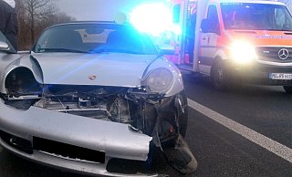 Der Porsche musste nach dem Unfall abgeschleppt werden. - Polizei Minden-Lübbecke Der Porsche musste nach dem Unfall abgeschleppt werden. - Polizei Minden-Lübbecke