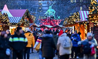 Taschendiebe nutzen den Trubel auf Weihnachtsmärkten gerne aus, um an Bargeld und Zahlungskarten zu kommen. - Jens Kalaene/dpa/dpa-tmn Taschendiebe nutzen den Trubel auf Weihnachtsmärkten gerne aus, um an Bargeld und Zahlungskarten zu kommen. - Jens Kalaene/dpa/dpa-tmn
