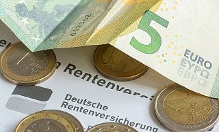 Wer über das Rentenalter arbeitet, soll künftig eine Prämie bekommen können. Das können mehrere Tausend Euro sein. (Illustration) - Fernando Gutierrez-Juarez/dpa Wer über das Rentenalter arbeitet, soll künftig eine Prämie bekommen können. Das können mehrere Tausend Euro sein. (Illustration) - Fernando Gutierrez-Juarez/dpa