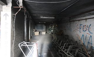 Sogar Fahrradständer und zwei alte Räder sind im Tunel des Ostflügels noch zurückgeblieben. - Susanne Barth Sogar Fahrradständer und zwei alte Räder sind im Tunel des Ostflügels noch zurückgeblieben. - Susanne Barth