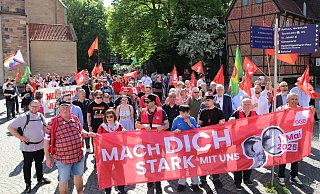 Rund 300 Herforderinnen und Herforder zog es bei strahlendem Sonnenschein zur Kundgebung auf den Rathausplatz. - Claus Frickemeier Rund 300 Herforderinnen und Herforder zog es bei strahlendem Sonnenschein zur Kundgebung auf den Rathausplatz. - Claus Frickemeier