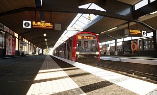 Will noch jemand einsteigen? Ansonsten fahren wir nämlich los mit unserer U-Bahn rund um Hamburg, wir haben einen Zeitplan einzuhalten! - Aerosoft Will noch jemand einsteigen? Ansonsten fahren wir nämlich los mit unserer U-Bahn rund um Hamburg, wir haben einen Zeitplan einzuhalten! - Aerosoft