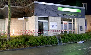 Unbekannte Täter sprengen am frühen Donnerstamorgen einen Geldautomaten in einer SB-Filiale der Verbundvolksbank OWL in Lichtenau-Atteln. - Ralph Meyer Unbekannte Täter sprengen am frühen Donnerstamorgen einen Geldautomaten in einer SB-Filiale der Verbundvolksbank OWL in Lichtenau-Atteln. - Ralph Meyer