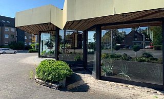 Merkwürdig: Der Blumenladen ist seit Jahren geschlossen - Waren und Blumen sind aber noch im verschimmelnden Geschäft. - Alexandra Buck Merkwürdig: Der Blumenladen ist seit Jahren geschlossen - Waren und Blumen sind aber noch im verschimmelnden Geschäft. - Alexandra Buck