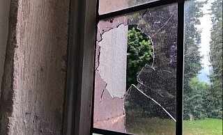 Auch zwei Kirchenfenster wurden beschädigt. - Polizei Minden-Lübbecke Auch zwei Kirchenfenster wurden beschädigt. - Polizei Minden-Lübbecke