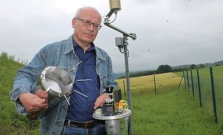 Hermann-Josef Sander betreut die Wetterstation auf dem Weg zur Drenker Elisenhöhe. Er selbst ist ein passionierter Wetterbeobachter. - Manuela Puls Hermann-Josef Sander betreut die Wetterstation auf dem Weg zur Drenker Elisenhöhe. Er selbst ist ein passionierter Wetterbeobachter. - Manuela Puls