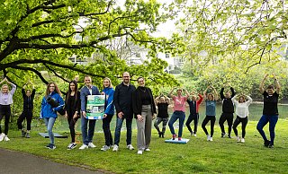 Maren Schwede (v. l., Paderborner Sportservice), Lena Gök, Regionalleiter Lin Thiele (beide Verbundvolksbank OWL), Tanja Schaefer (Leiterin Paderborner Sportservice), Vizepräsident und Vorstand Ralf Pahlsmeier und Carina Moss (beide KSB Paderborn) fiebern dem Start von Sport im Park entgegen. - Verbundvolksbank OWL Maren Schwede (v. l., Paderborner Sportservice), Lena Gök, Regionalleiter Lin Thiele (beide Verbundvolksbank OWL), Tanja Schaefer (Leiterin Paderborner Sportservice), Vizepräsident und Vorstand Ralf Pahlsmeier und Carina Moss (beide KSB Paderborn) fiebern dem Start von Sport im Park entgegen. - Verbundvolksbank OWL