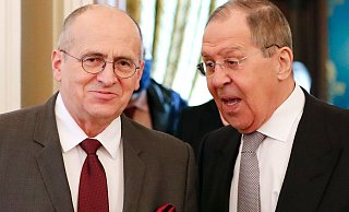 Sergei Lawrow (r), Außenminister von Russland, spricht mit Zbigniew Rau, Außenminister von Polen und amtierender OSZE-Vorsitzender, während eines Treffens. - Foto: Shamil Zhumatov/Pool Reuters/AP/dpa Sergei Lawrow (r), Außenminister von Russland, spricht mit Zbigniew Rau, Außenminister von Polen und amtierender OSZE-Vorsitzender, während eines Treffens. - Foto: Shamil Zhumatov/Pool Reuters/AP/dpa