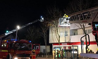 Die Paderborner Feuerwehr war mit zwei Drehleitern im Einsatz. - Feuerwehr Paderborn Die Paderborner Feuerwehr war mit zwei Drehleitern im Einsatz. - Feuerwehr Paderborn