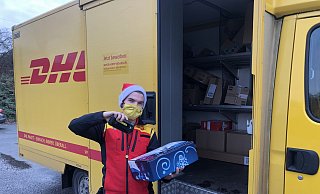 Der Herforder Paketzusteller Tim Stachowski liefert im Moment bis zu 200 Pakete am Tag aus. - Deutsche Post Der Herforder Paketzusteller Tim Stachowski liefert im Moment bis zu 200 Pakete am Tag aus. - Deutsche Post