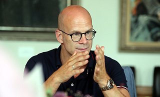 Krisenstabsleiter Ingo Nürnberger erklärte am Montagmittag auch, warum die rund 100 Schüler und Lehrer erst am Mittwoch getestet werden. - Wolfgang Rudolf Krisenstabsleiter Ingo Nürnberger erklärte am Montagmittag auch, warum die rund 100 Schüler und Lehrer erst am Mittwoch getestet werden. - Wolfgang Rudolf