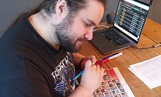 Stimmt die Deckliste mit dem Deck überein? Judge Patrick Morina beim Deckcheck in der Gütersloher Weberei. - OLAF KIESER Stimmt die Deckliste mit dem Deck überein? Judge Patrick Morina beim Deckcheck in der Gütersloher Weberei. - OLAF KIESER