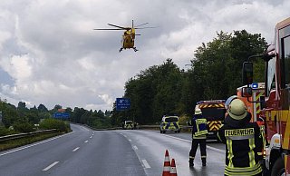 Ein Rettungshubschrauber bringt den Schwerletzten ins Krankenhaus. - Feuerwehr Vlotho Ein Rettungshubschrauber bringt den Schwerletzten ins Krankenhaus. - Feuerwehr Vlotho