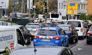 Wie hier auf der Kreuzstraße staute sich der Verkehr 2024 in Bielefeld stärker als noch 2023. Das zeigt eine aktuelle Verkehrsanalyse. - BARBARA FRANKE Wie hier auf der Kreuzstraße staute sich der Verkehr 2024 in Bielefeld stärker als noch 2023. Das zeigt eine aktuelle Verkehrsanalyse. - BARBARA FRANKE