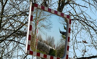 Ein Verkehrsspiegel wie dieser hier könnte Anwohnern der Stichstraße in Ostscheid helfen. Die Stadtverwaltung ist dagegen. - Pixabay Ein Verkehrsspiegel wie dieser hier könnte Anwohnern der Stichstraße in Ostscheid helfen. Die Stadtverwaltung ist dagegen. - Pixabay