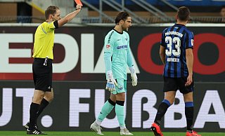 Schiedsrichter Martin Thomsen zeigt Rot, für Jannik Huth (M.) ist das OWL-Duell gegen Bielefeld bereits nach acht Minuten beendet. Paderborns Keeper muss nun in den kommenden beiden Zweitligaspielen zuschauen. - dpa Schiedsrichter Martin Thomsen zeigt Rot, für Jannik Huth (M.) ist das OWL-Duell gegen Bielefeld bereits nach acht Minuten beendet. Paderborns Keeper muss nun in den kommenden beiden Zweitligaspielen zuschauen. - dpa