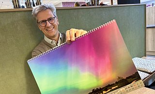 Unter dem Titel "Naturschätze aus Ostwestfalen" hat der Hövelhofer Ulrich Büker erneut einen Fotokalender herausgegeben. Den Mai zieren Polarlichter. - Jens Reddeker Unter dem Titel "Naturschätze aus Ostwestfalen" hat der Hövelhofer Ulrich Büker erneut einen Fotokalender herausgegeben. Den Mai zieren Polarlichter. - Jens Reddeker