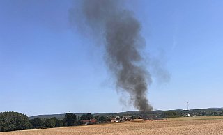 Dichter Rauch steigt von einem brennenden Feld in Möllbergen auf. - privat Dichter Rauch steigt von einem brennenden Feld in Möllbergen auf. - privat