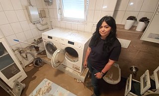Aysel Boz steht in ihrem Keller. Das Wasser hat die Elektrogeräte wie Trockner und Waschmaschine zerstört. - Florian Weyand Aysel Boz steht in ihrem Keller. Das Wasser hat die Elektrogeräte wie Trockner und Waschmaschine zerstört. - Florian Weyand