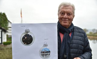 Friedel Höke präsentiert die Kugelmotive. - Thomas Kube Friedel Höke präsentiert die Kugelmotive. - Thomas Kube