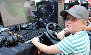 Moritz Trittel (9) spielt auch zu Hause gern am Simulator. "Dafür 'connecte' ich mich mit Freunden über das Internet", sagt er. - Robert Becker Moritz Trittel (9) spielt auch zu Hause gern am Simulator. "Dafür 'connecte' ich mich mit Freunden über das Internet", sagt er. - Robert Becker