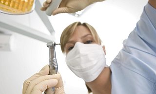 Viele Zahnarztpraxen behandeln derzeit nur noch Notfälle – zum Schutz der Patienten und der eigenen Mitarbeitern. - Symbolfoto/picture alliance Viele Zahnarztpraxen behandeln derzeit nur noch Notfälle – zum Schutz der Patienten und der eigenen Mitarbeitern. - Symbolfoto/picture alliance