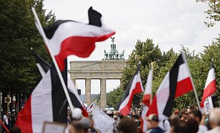 Rechtsextreme, Bürgerliche und Hippies demonstrieren in Berlin gegen die Corona-Maßnahmen. Ihre Mentalität birgt Gefahr. - picture alliance / Geisler-Fotop Rechtsextreme, Bürgerliche und Hippies demonstrieren in Berlin gegen die Corona-Maßnahmen. Ihre Mentalität birgt Gefahr. - picture alliance / Geisler-Fotop