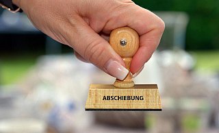 Die Abschiebung eines konvertierten Christen in sein Heimatland hat bei einer Kirchengemeinde im Kreis Gütersloh für Verständnislosigkeit gesorgt. - Symbolbild Picture Alliance Die Abschiebung eines konvertierten Christen in sein Heimatland hat bei einer Kirchengemeinde im Kreis Gütersloh für Verständnislosigkeit gesorgt. - Symbolbild Picture Alliance