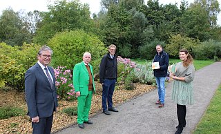 Bürgermeister Michael Dreier (v. l.) freut sich gemeinsam mit Erwin Grosche, Markus Mertens, Christian Stork und Annalena Zacharias über das preisgekrönte Paderborner Naturprojekt. - Moritz Jülich Bürgermeister Michael Dreier (v. l.) freut sich gemeinsam mit Erwin Grosche, Markus Mertens, Christian Stork und Annalena Zacharias über das preisgekrönte Paderborner Naturprojekt. - Moritz Jülich