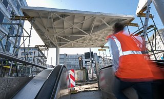 Ein erster Eindruck, wie ein Fahrgast, der aus dem Stadtbahntunnel kommt, die neuen Dächer sieht. - Foto: Andreas Zobe/NW Ein erster Eindruck, wie ein Fahrgast, der aus dem Stadtbahntunnel kommt, die neuen Dächer sieht. - Foto: Andreas Zobe/NW