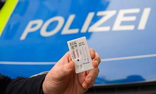 Zwei Radler sind nach Polizeiangaben unter Drogeneinfluss gegen stehende Autos gekracht. Wie sich herausstellte, waren die Räder gestohlen. Außerdem kannten sich beide offenbar aus einem Raubüberfall. - picture alliance/dpa Zwei Radler sind nach Polizeiangaben unter Drogeneinfluss gegen stehende Autos gekracht. Wie sich herausstellte, waren die Räder gestohlen. Außerdem kannten sich beide offenbar aus einem Raubüberfall. - picture alliance/dpa