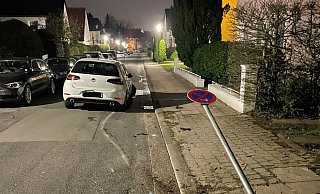 Der Golf landete nach dem Zusammenstoß mit einem Halteverbotsschild schwer beschädigt auf der Wilhelm-Raabe-Straße. - Polizei Der Golf landete nach dem Zusammenstoß mit einem Halteverbotsschild schwer beschädigt auf der Wilhelm-Raabe-Straße. - Polizei