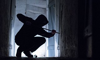 Durch Aufhebeln eines Fensters gelangten Einbrecher in ein Wohnhaus in Paderborn. In weiteren Fällen wurden die Scheiben eingeschlagen. - Themenbild: Silas Stein / picture alliance / dpa Durch Aufhebeln eines Fensters gelangten Einbrecher in ein Wohnhaus in Paderborn. In weiteren Fällen wurden die Scheiben eingeschlagen. - Themenbild: Silas Stein / picture alliance / dpa